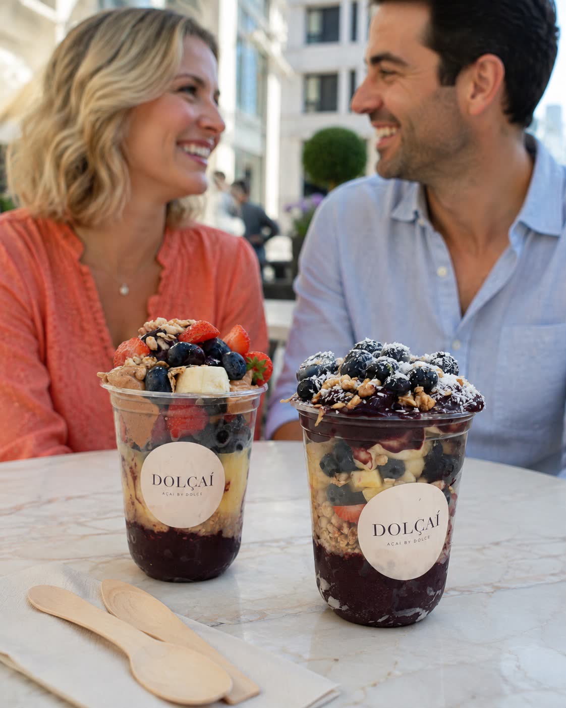 Dolçaí-Becher mit Açaí, Früchten und Toppings als mögliche Ergänzung der Eventbewirtung.