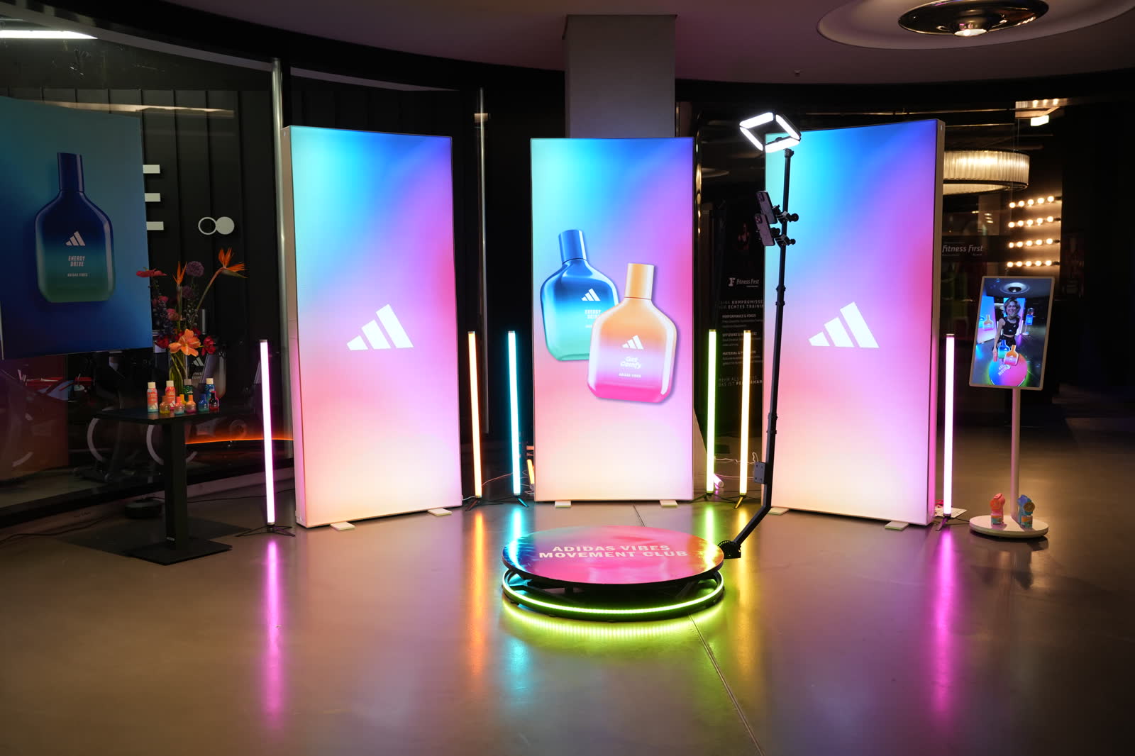 ADIDAS-Vibes-Installation mit leuchtenden Markenwänden, Lichtstäben und Capture-Plattform
