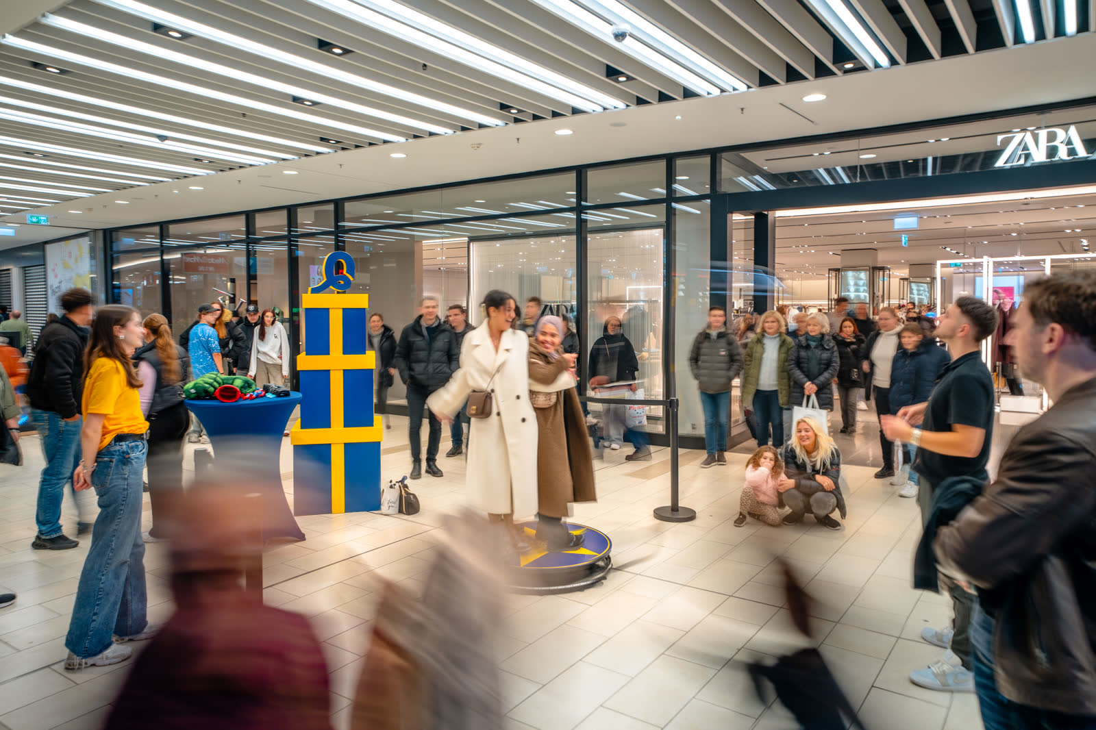 Zwei Gäste auf der 360°-Plattform vor Publikum im Aquis Plaza