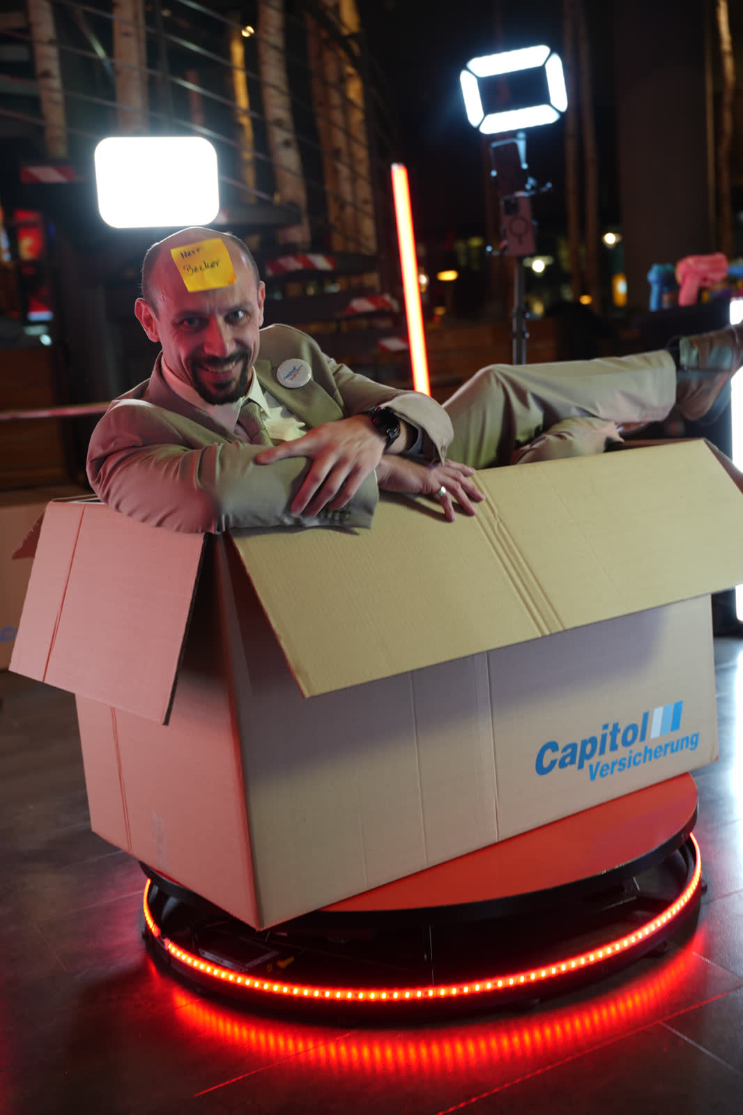 Auftritt im Capitol-Karton: der Mann im beigen Anzug.