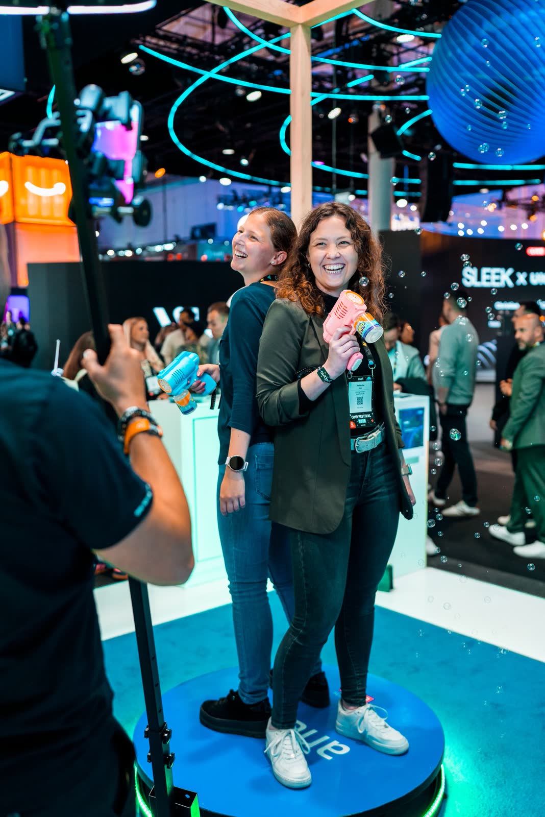Besucherinnen auf einer 360-Grad-Plattform am Messestand