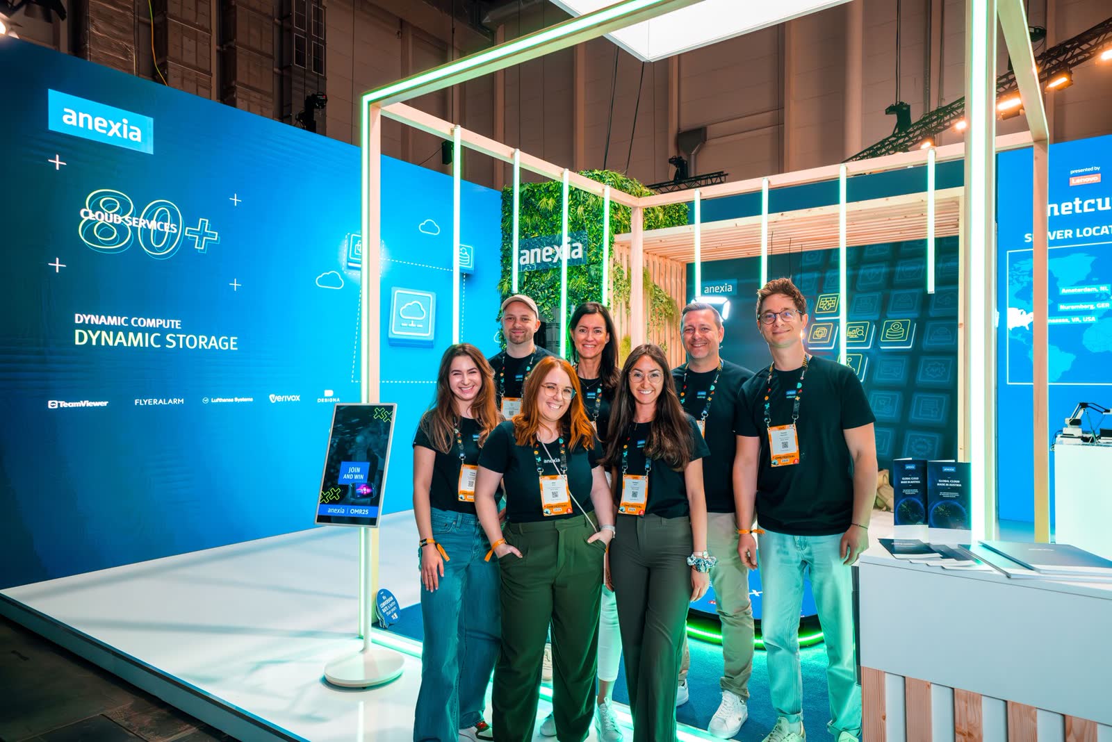 Messeteam vor dem Anexia und netcup Stand auf der OMR
