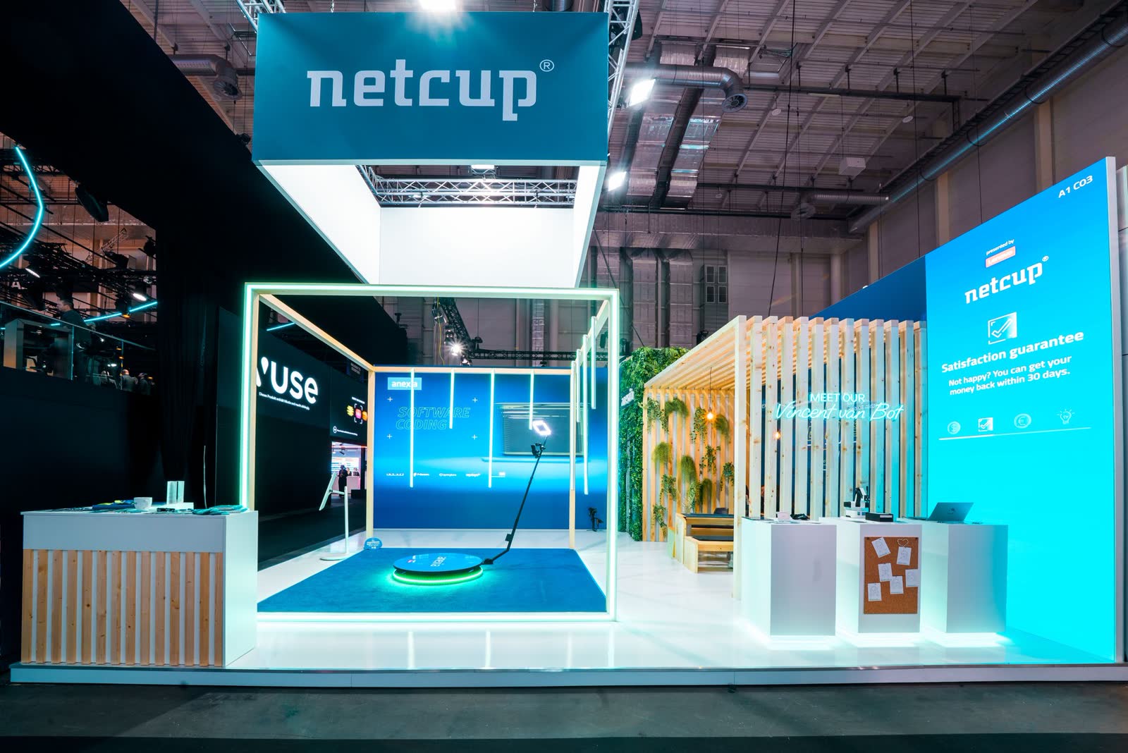 Individueller Messestand von Anexia und netcup auf der OMR